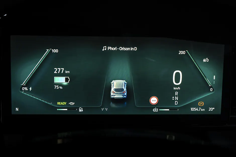 Innenraum des Ford Puma Gen-E mit hochauflösenden Bildschirmen
