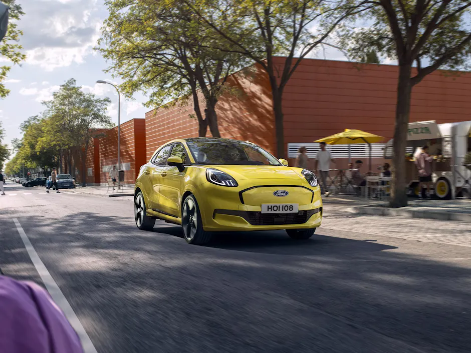 Ford Puma Gen-E während einer Fahrt in der Stadtlandschaft