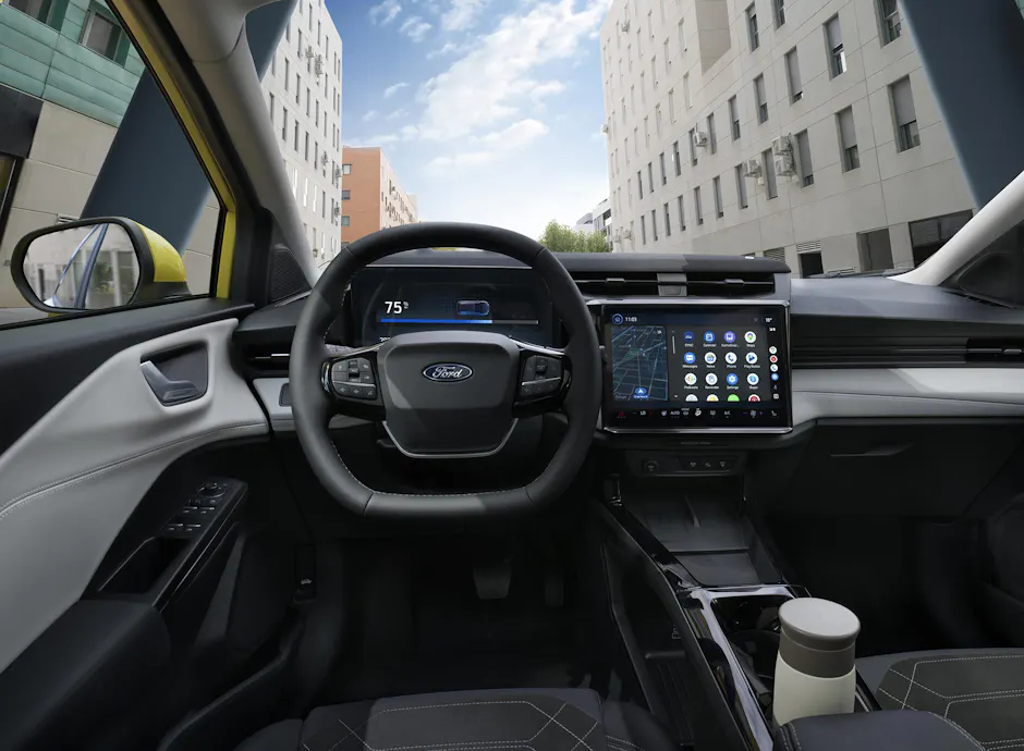 Moderne Armaturentafel des Ford Puma Gen-E mit ergonomischem Design