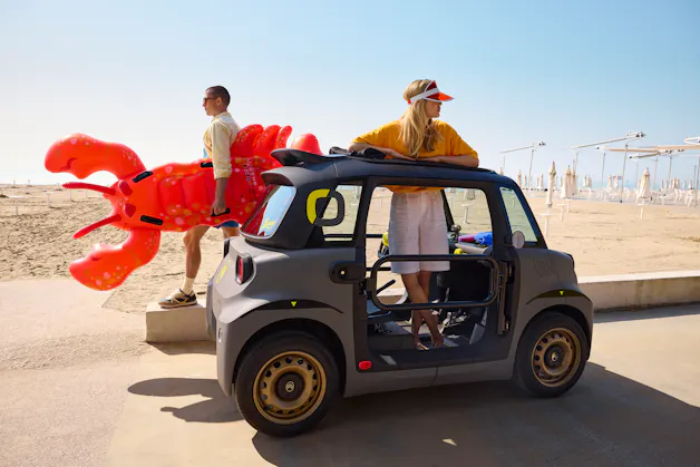 Ansicht des Citroën Ami von aussen mit farbigen Radkappen.