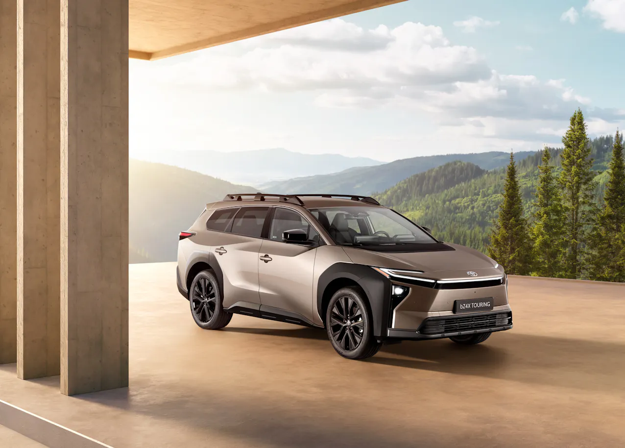 Robustes Design des Toyota bZ4X Touring mit schwarzen Radläufen.