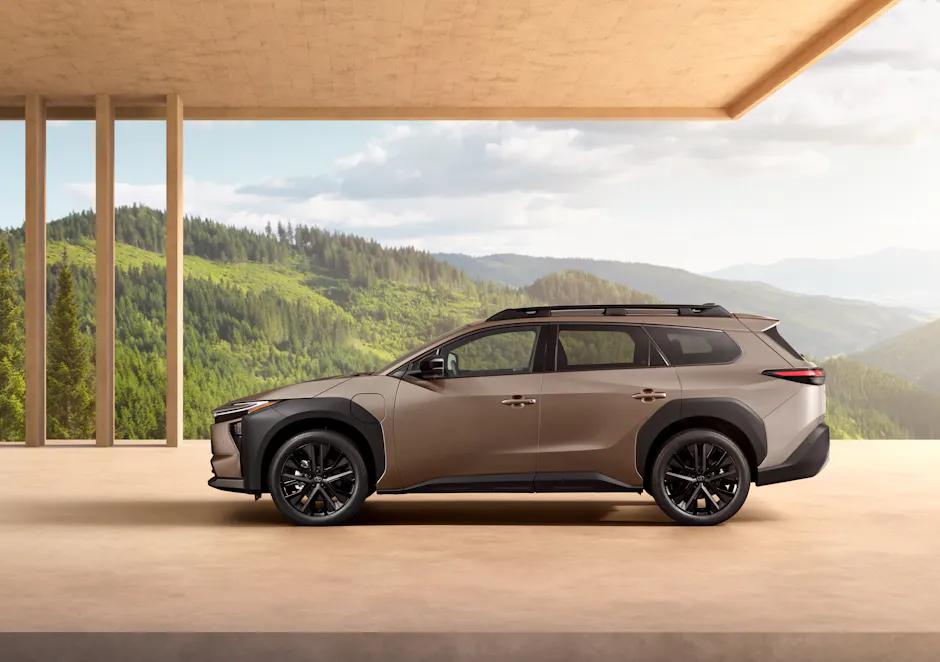 Seitenprofil des bZ4X Touring in der neuen Farbe Brilliant Bronze.