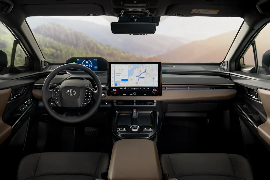 Interieur des Toyota bZ4X Touring mit 14-Zoll-Multimediadisplay.