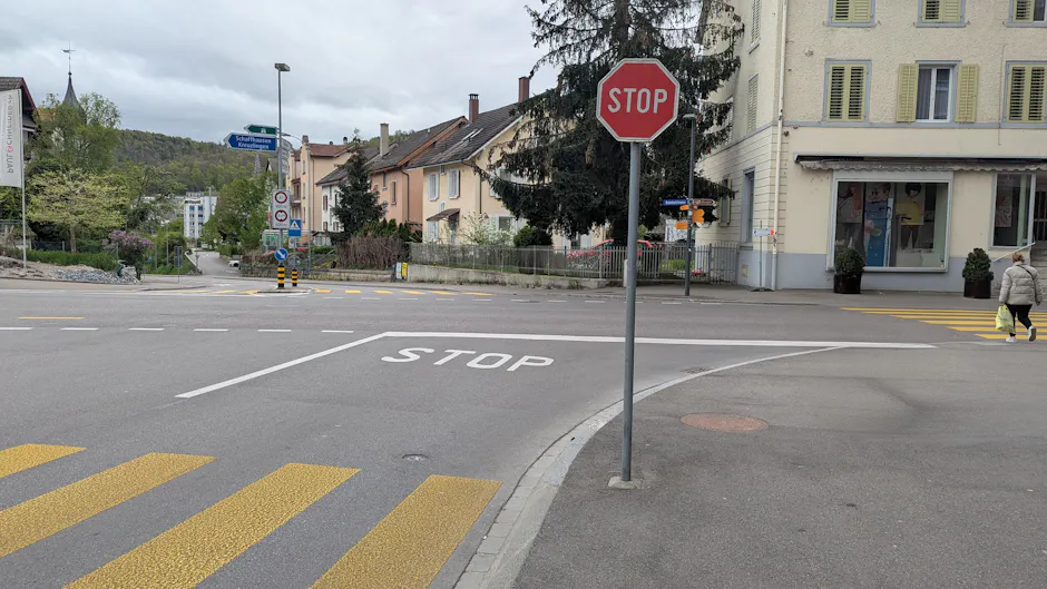 Au signal «Stop», il faut s’arrêter complètement.