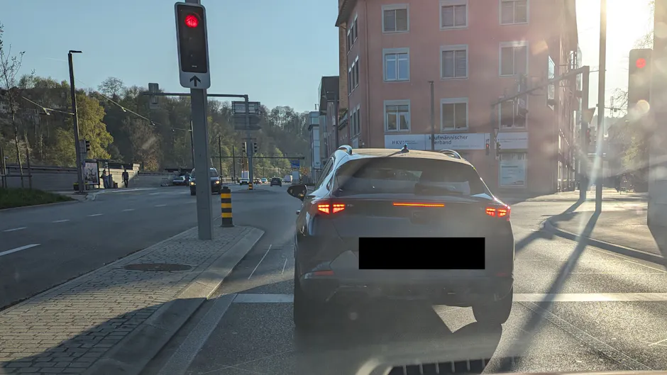 Dans la plupart des cas, cette infraction est sanctionnée comme s’agissant d’un franchissement de feu rouge.