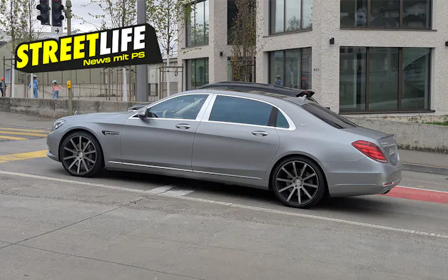 Una Mercedes supera la linea di arresto