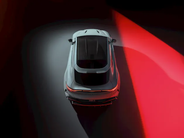 Rückansicht des DBX S mit neuen quad-exhausts und sportlichem Diffusor