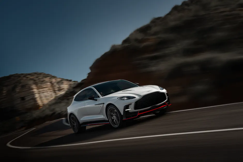 Dynamisches Profil des DBX S, das Geschwindigkeit und Eleganz vereint.
