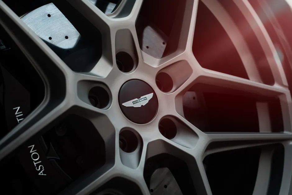 Nahaufnahme der leichten Magnesiumräder des Aston Martin DBX S, die für optimale Gewichtsreduktion und verbesserte Fahrdynamik sorgen.