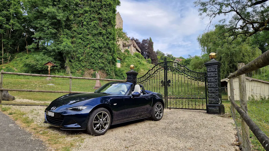 Mazda MX-5 noire vue de l'extérieur