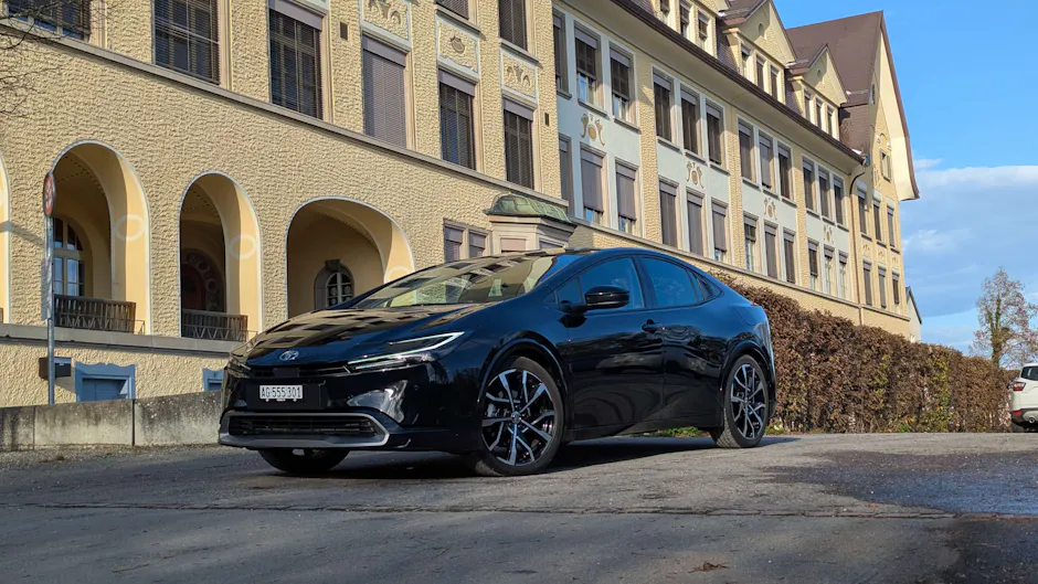 Toyota Prius noire vue de l'extérieur