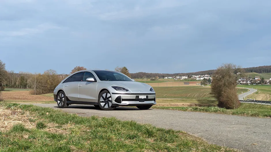 Hyundai Ioniq 6 grise vue de l'extérieur