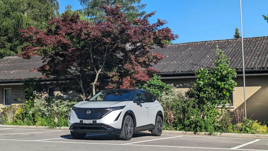 Nissan Ariya blanche vue de l'extérieur