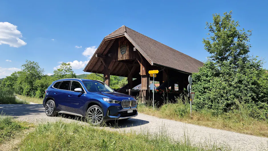BMW X1 bleue vue de l'extérieur