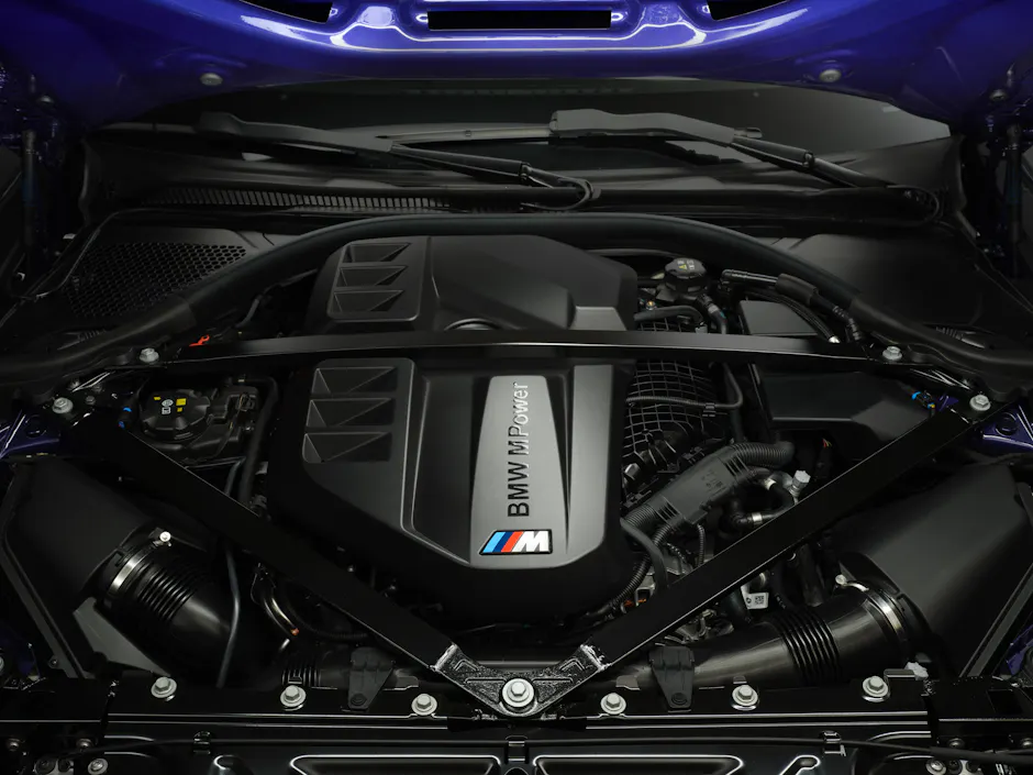 Detailansicht des BMW M2 CS Motors mit M TwinPower Turbo Technologie und Carbon-Komponenten