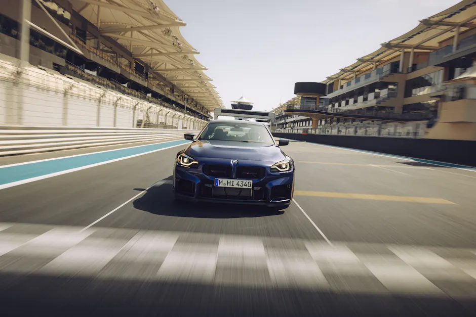 BMW M2 CS in Fahrt auf der Rennstrecke