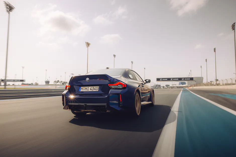 BMW M2 CS Carbon-Heckklappe mit Ducktail erzeugt Abtrieb bei hohen Geschwindigkeiten
