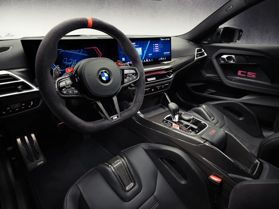 BMW Curved Display im M2 CS zeigt M-spezifische Anzeigen und das Control Display mit Klimabedienung