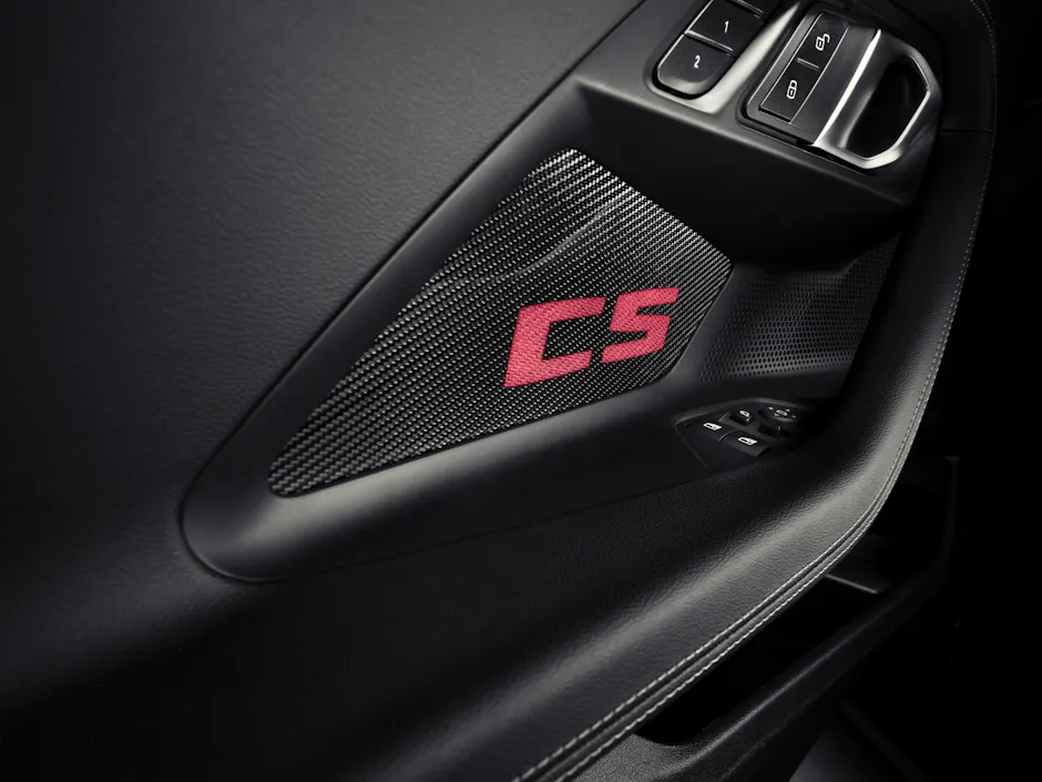 Beleuchtete Türtafeln des BMW M2 CS mit CS-Logo und sichtbarer Carbon-Struktur im ausgeschalteten Zustand