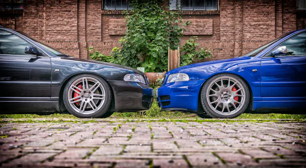 Lange Warteschlange von Autos vor einem Schweizer Strassenverkehrsamt - Symbol für die Überlastung der Behörden bei Fahrzeugkontrollen