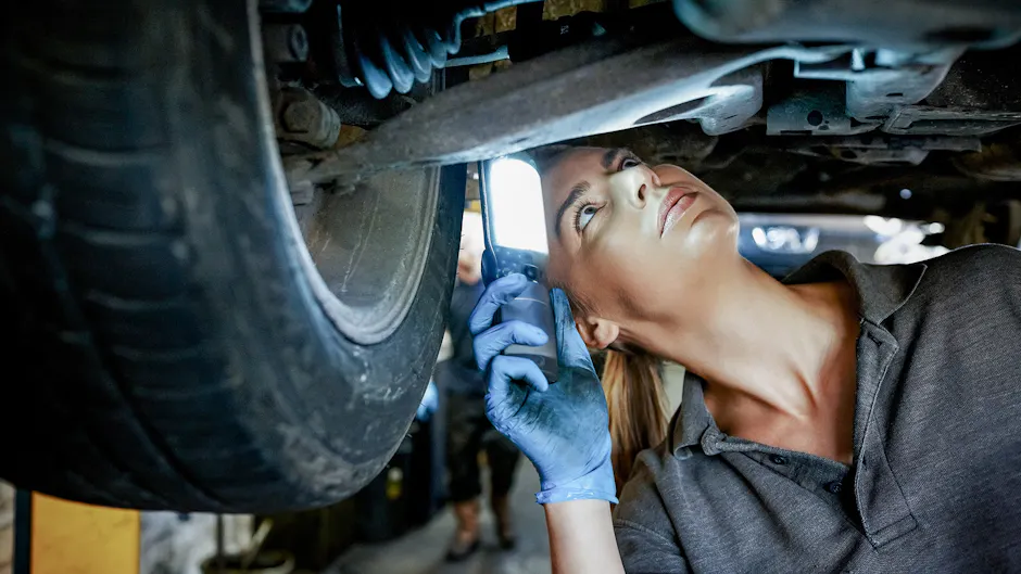 Moderna officina auto con piattaforma di sollevamento e attrezzature diagnostiche