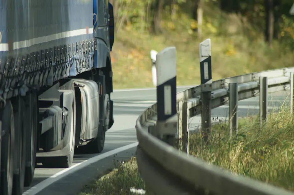 Strade svizzere con i camion: la sicurezza stradale non è a rischio nonostante le numerose auto non collaudate, secondo l'Ufficio federale