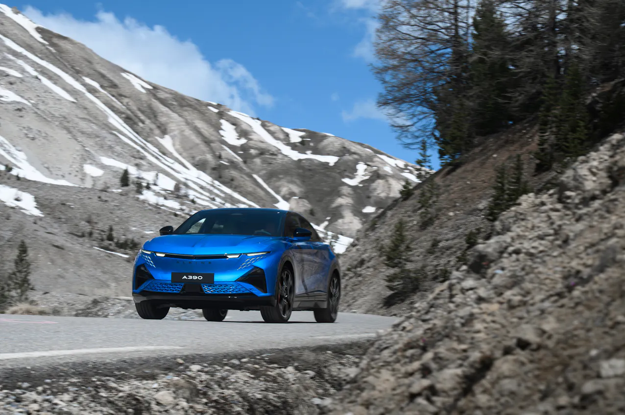 Alpine A390 GTS auf Passstrasse