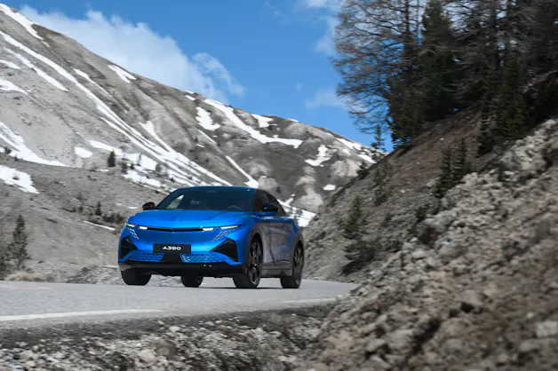 Alpine A390 GTS auf Passstrasse