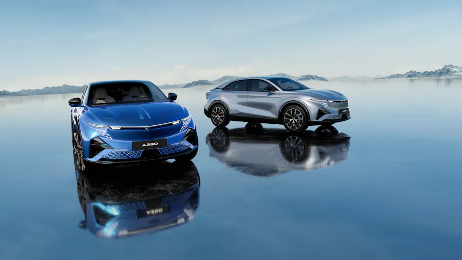 Alpine A390 GT in grigio e GTS in blu si trovano l'una accanto all'altra su un'ampia area vuota, le differenze tra i modelli sono chiaramente visibili.