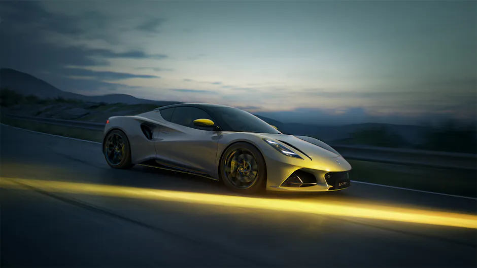 Lotus Emira mit Racing Line Design-Option und gelben Akzenten an Karosserie und Bremssätteln