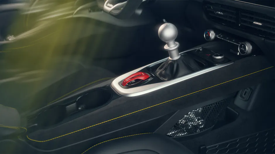 Detailaufnahme der Schaltkonsole im Lotus Emira