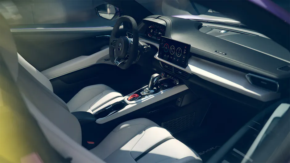Innenraum des Lotus Emira V6 SE mit Leder-Ausstattung, Sportpedalen und modernen Sicherheitssystemen