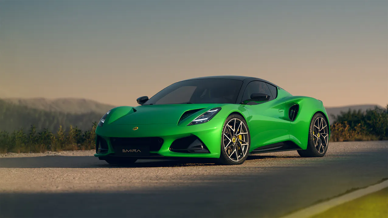 Frontansicht des Lotus Emira mit aggressivem Design und aerodynamischen Elementen