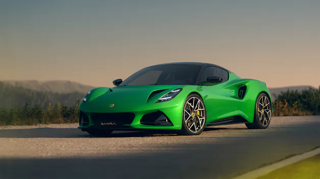 Frontansicht des Lotus Emira mit aggressivem Design und aerodynamischen Elementen