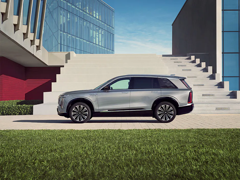 Vista laterale del Cadillac VISTIQ che mostra la silhouette elegante del SUV elettrico di lusso con una linea del tetto distintiva