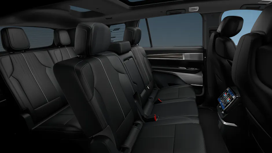 Interni del Cadillac VISTIQ con tre file di sedili, cruscotto elegante e display LED da 33 pollici