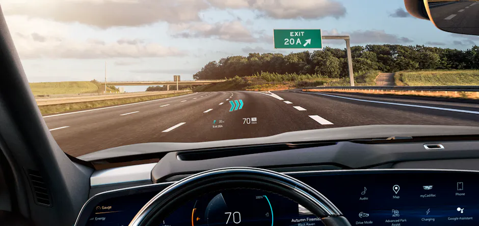 L’Head-up display del Cadillac VISTIQ proietta i dati di navigazione sul parabrezza