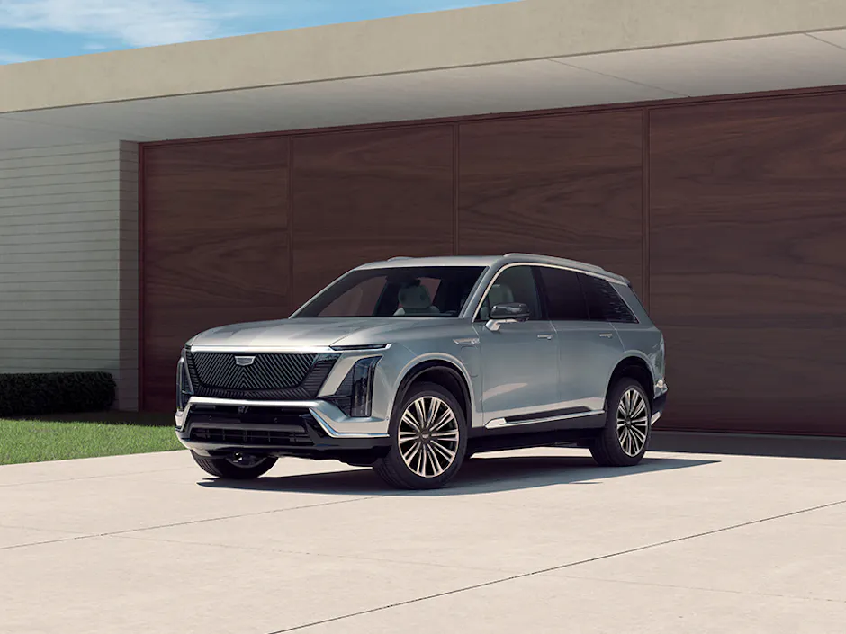 Vista frontale del Cadillac VISTIQ con la caratteristica calandra Black Crystal Shield e fari LED