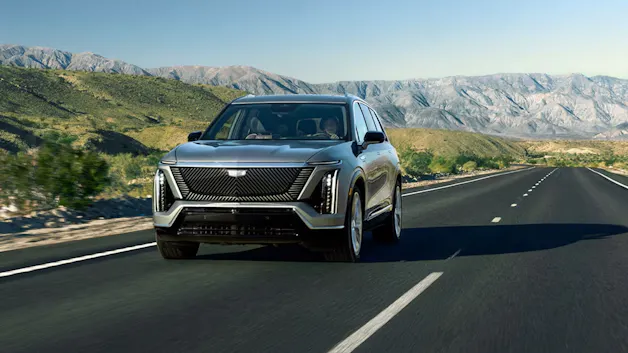 Cadillac VISTIQ: vista frontale con calandra dal design distintivo e luci diurne a LED
