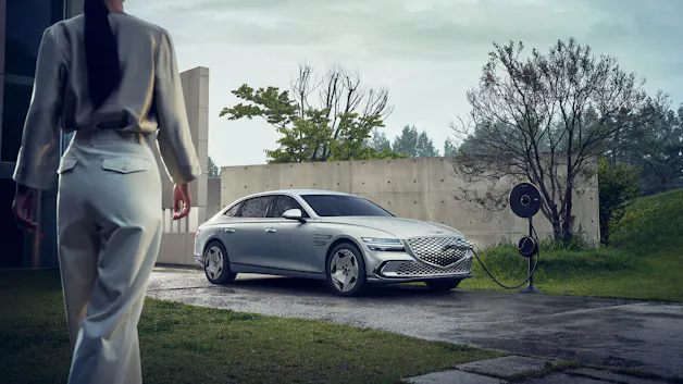 Genesis Electrified G80: vista frontale con calandra G-Matrix e fari MLA