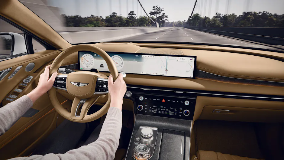 Genesis Electrified G80: interni con sedili anteriori rinnovati e volante in pelle a tre razze