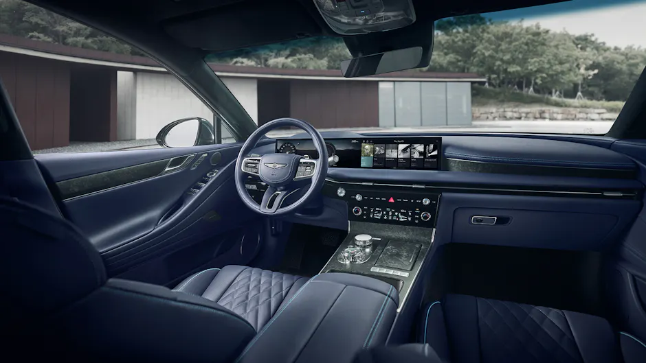 Genesis Electrified G80: display panoramico OLED da 27 pollici nel cockpit con sistema infotainment ccIC