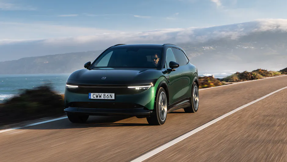 Zeekr 7X in un elegante verde percorre la costa, con alcune nuvole sullo sfondo.