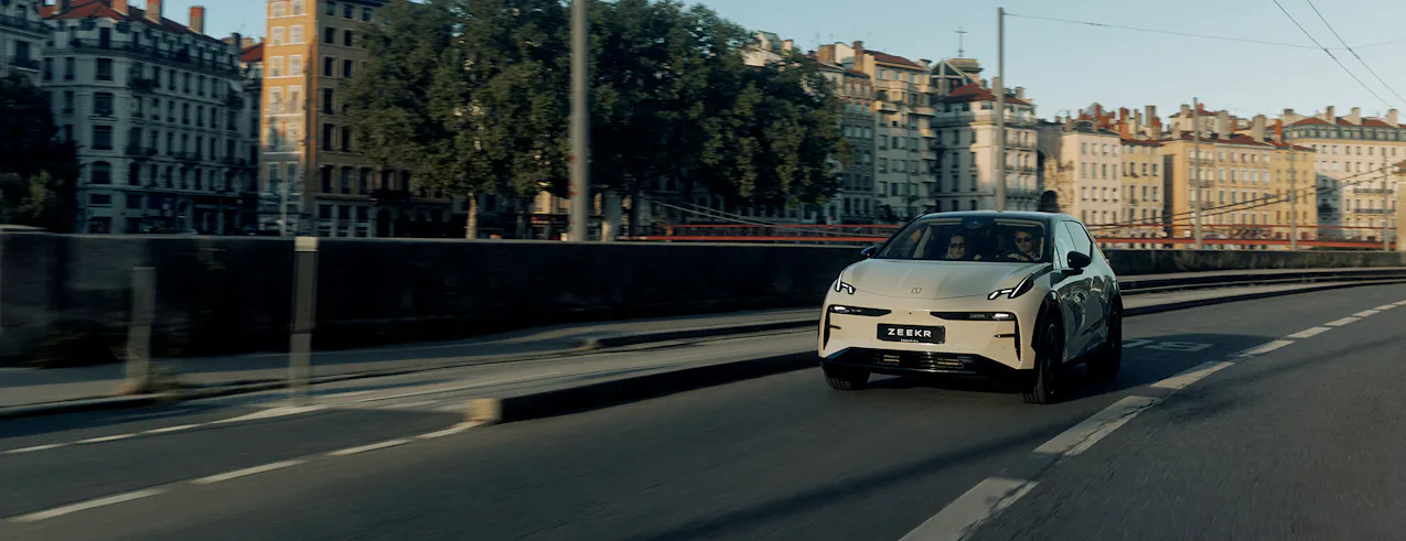 Zeekr X Crystal White in giro per la città