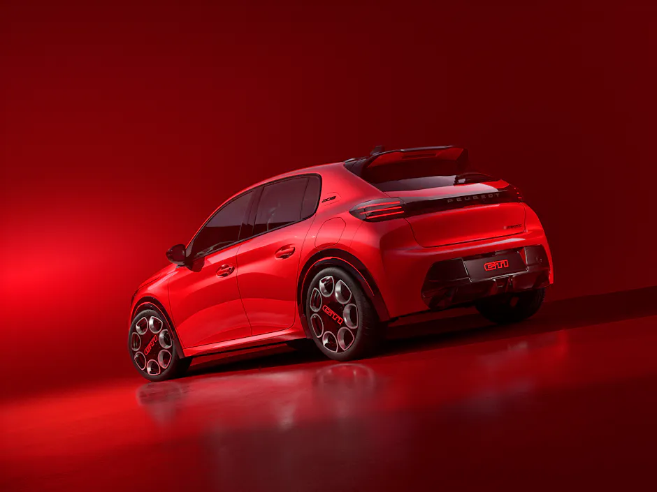 La PEUGEOT E-208 GTi avec ses jantes 18’’ distinctives et sa silhouette sportive