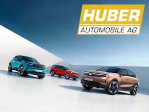 Garage Huber, Opel in Blau, eine Ladestation neben dem Auto
