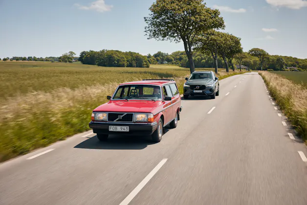Volvo XC60 & 240 auf Landstrasse