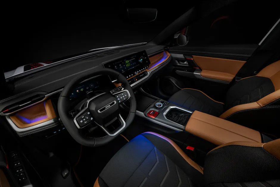 Interni della Jeep Compass 4xe: materiali resistenti e tonalità ispirate alla natura