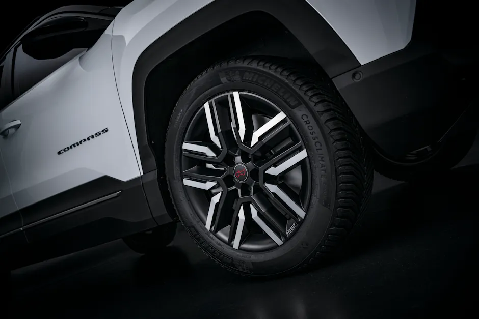 Sospensioni rialzate e pneumatici off-road: la Jeep Compass 4xe è pronta a tutto