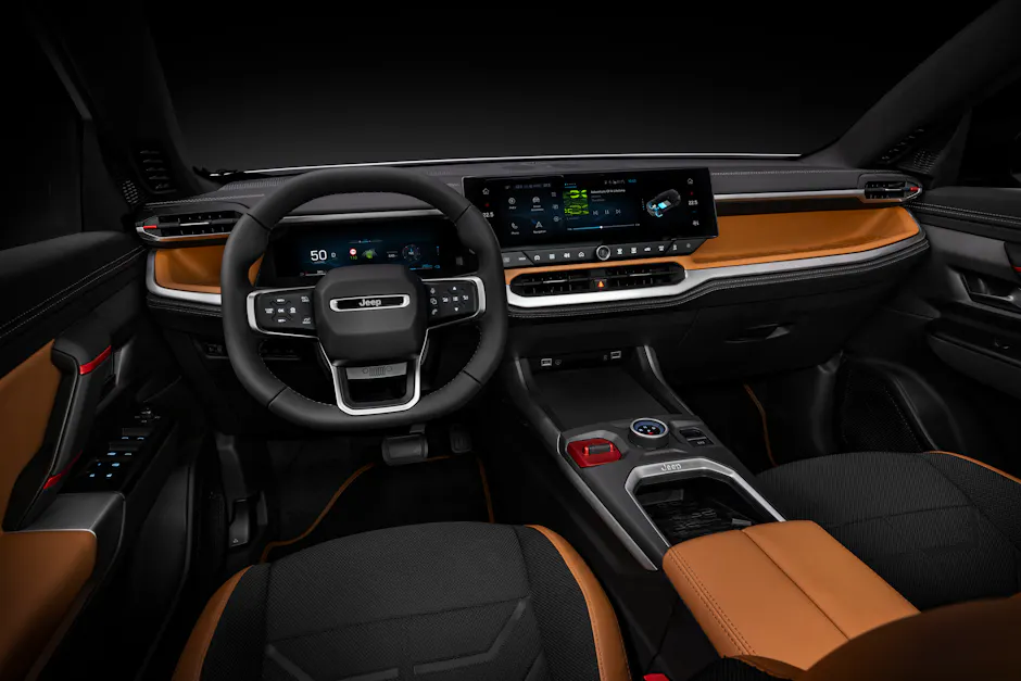 Interni della Jeep Compass 4xe: beige robusto e dettagli rossi per un look deciso